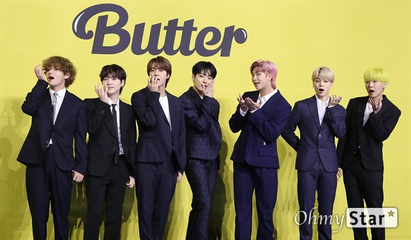 '방탄소년단' 버터왕자님들 방탄소년단(RM, 진, 슈가, 제이홉, 지민, 뷔, 정국)이 21일 오후 서울 송파구 올림픽공원 올림픽홀에서 열린 디지털싱글  < Butter > 발매 기념 글로벌 기자간담회에서 포토타임을 갖고 있다. 21일 전 세계 동시에 발표되는 'Butter'는 댄스 팝 기반의 밝고 경쾌한 분위기의 서머송(Summer Song)으로 23일(현지시간) 개최되는 '2021 빌보드 뮤직 어워드'에서 첫 무대가 펼쳐진다. 