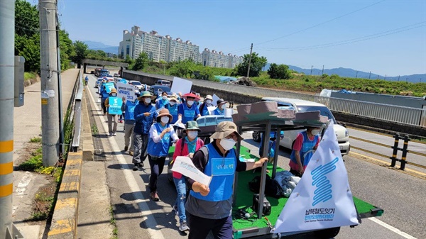 "남북철도 연결합시다" 왜관 행진 20일차를 맞는 남북철도잇기 대행진이 왜관