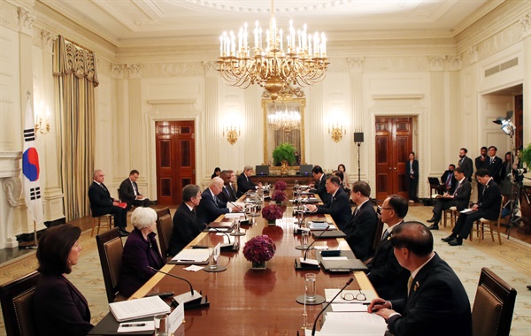 문재인 대통령과 조 바이든 미국 대통령이 21일 오후(현지시간) 백악관 국빈만찬장에서 확대회담을 하고 있다. 
