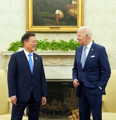 문재인 대통령이 21일 오후(현지시간) 백악관 오벌오피스에서 조 바이든 미국 대통령 등이 참석한 가운데 열린 소인수 회담을 하고 있다.