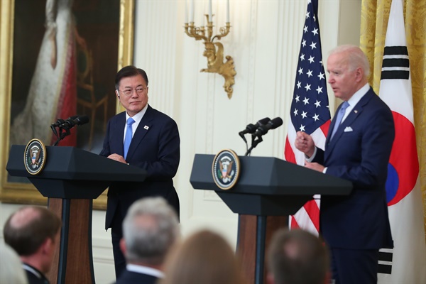 문재인 대통령과 조 바이든 미국 대통령이 21일 오후(현지시간) 백악관에서 정상회담 후 공동기자회견을 하고 있다. 
