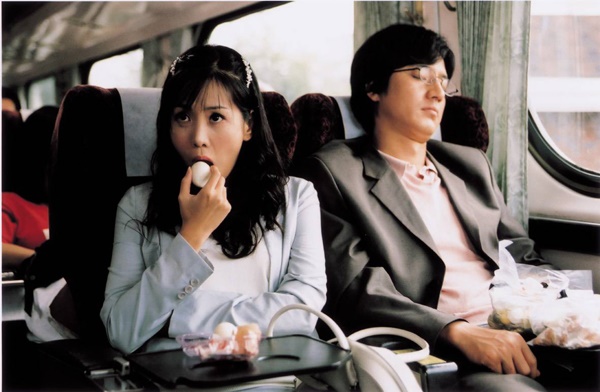  김정은(왼쪽)은 커리어 두 번째 영화였음에도 능청스런 연기로 영화의 웃음포인트를 책임졌다.