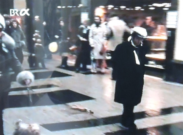 백남준 I '걸음 위한 선' 혹은 '줄이 달린 바이올린' 영상, 1979년. 장소 쾰른. 이걸 찍은 사람은 'W. 헤르조겐라트' 박사. 그는 독일에서 유명한 미술사가로 이 액션에 담긴 의도를 알았다