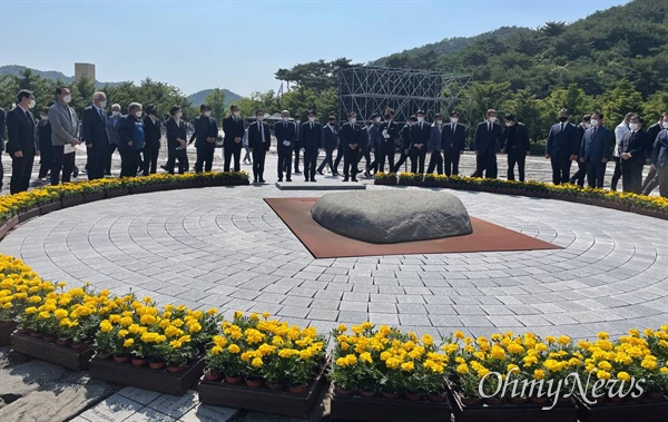 민주평화광장 지도부가 22일 고 노무현 전 대통령 묘소를 참배했다.