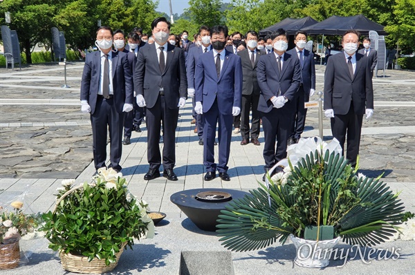 더불어민주당 경남도당 김정호 위원장과 김두관 의원 등이 22일 고 노무현 대통령 묘소를 참배했다.