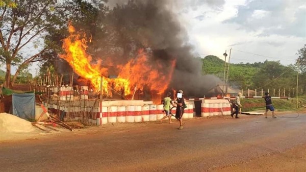 22일 오후 미얀마 까야주 디모소시 더카락린마을 근처에서 시민방위대와 군인 사이에 전투가 벌어졌다.
