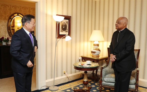 문재인 대통령이 22일 오전(현지시간) 미국 워싱턴 한 호텔에서 윌튼 그레고리 추기경 겸 워싱턴 대주교를 만나고 있다.