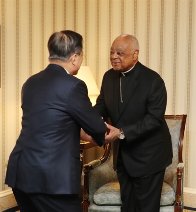 문재인 대통령이 22일 오전(현지시간) 미국 워싱턴 한 호텔에서 윌튼 그레고리 추기경 겸 워싱턴 대주교를 만나고 있다.
