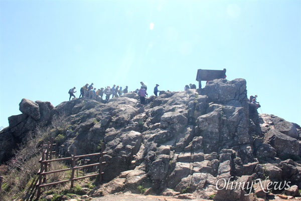 5월 22일 지리산 천왕봉 표지석에서 사진을 찍기 위해 기다리를 등산객.
