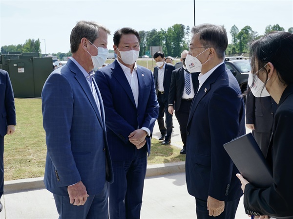 문재인 대통령이 22일 오후(현지시간) 미국 애틀랜타 SK이노베이션 전기차 배터리 공장을 방문, 최태원 SK회장(가운데), 브라이언 켐프 조지아 주지사 영접을 받고 있다.