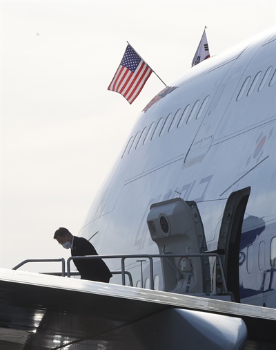 방미 일정을 마친 문재인 대통령이 22일 오후(현지시간) 미국 하츠필드 잭슨 애틀랜타 국제공항에서 공군1호기에 탑승하며 인사하고 있다.