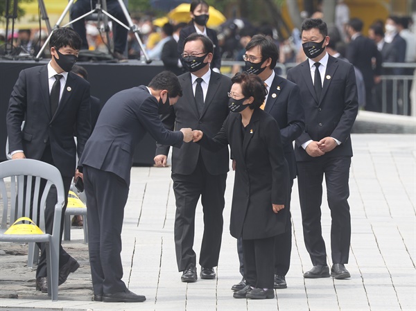 권양숙 여사(오른쪽)와 김기현 국민의힘 원내대표 겸 당 대표권한 대행이 23일 오전 경남 김해시 진영읍 봉하마을에서 엄수된 노무현 전 대통령 서거 12주기 추도식에서 주먹인사 하고 있다. 