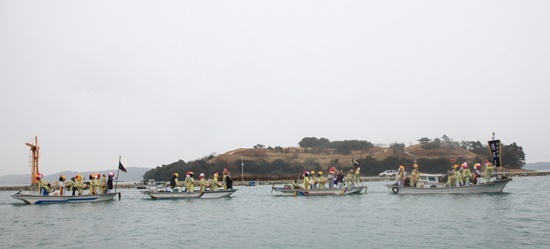 해상에서 당굿을 하는 특이한 장면으로 장보고대사님의 본영 장도 앞바다에서 배를 타고 당굿을 진행하고 있는 모습이다
