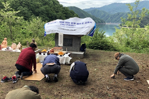 일제강점기 화천호(파로호) 축조 때 강제 동원됐다 희생된 조선노동자와 한국전쟁 때 전사한 중공군과 한국군 병사 2만위 넋을 위로하는 추모제가 21일 파로호 전망대에서 열렸다.
