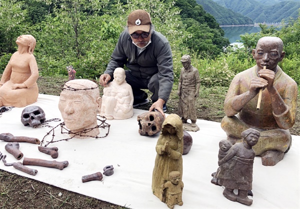 추모제에 전시된 김봉준 작가의 작품들. 목 잘린 중공군, 세월호 피해자 엄마, 미얀마 민주화 다짐 세손가락 등을 형상화한 조형물이 설치됐다.
