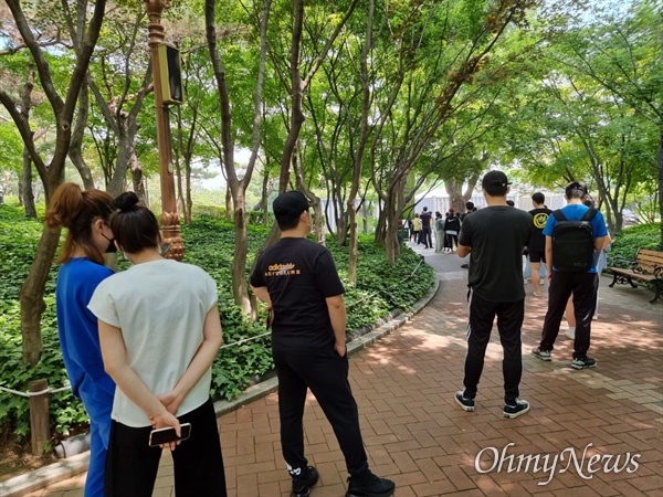 지난 5월 24일 오후 대구 중구 국채보상공원 임시선별진료소에서 코로나19 검사를 받기 위해 시민들이 길게 줄을 서 있다.