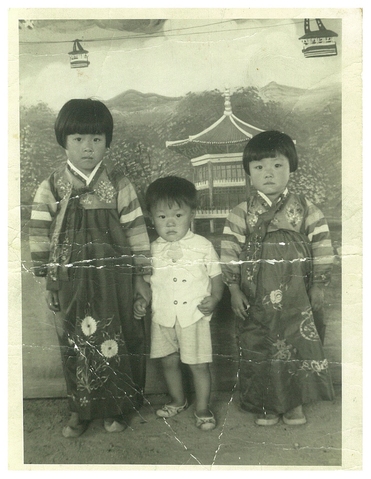 어린 시절 언니, 남동생과 함께(오른쪽이 김귀정 열사).
