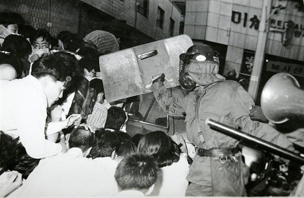 1991년 5월 25일 '공안통치 민생파탄 노태우 정권 퇴진을 위한 제3차 범국민대회'에서 곤봉과 최루탄으로 토끼몰이식 폭력진압을 하고 있는 전투경찰.