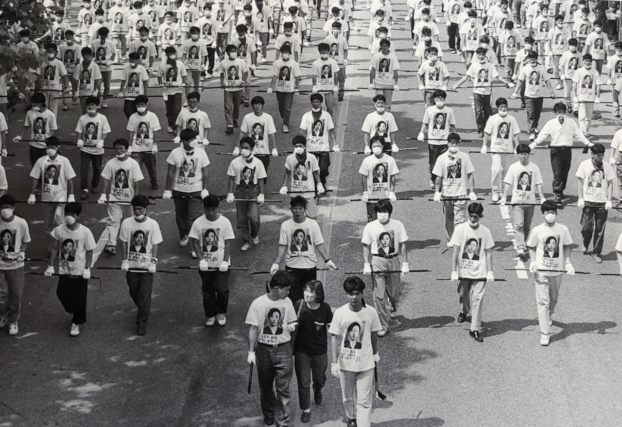 1991년 6월 12일 김귀정 열사의 영결식에서 성균관대 학생들이 행진하고 있다.