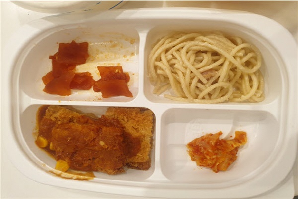서휘웅 울산시의원 공개로 '부실 도시락 급식' 논란이 인 울산의 한 중학교 도시락 급식 사진. 