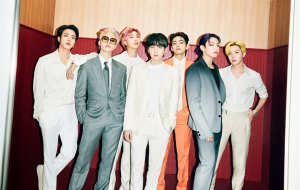  그룹 방탄소년단(왼쪽에서부터 진, 지민, RM, 슈가, 뷔, 정국, 제이홉)