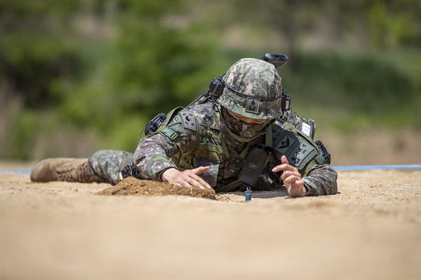 5월 10일부터 5월 21일까지 육군과학화전투훈련단에서 진행되는 '신임장교 KCTC 전투훈련'에서 공병 병과 신임장교가 M16 대인지뢰를 매설하고 있는 모습.