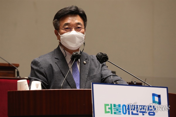 더불어민주당 윤호중 원내대표가 25일 오전 서울 여의도 국회에서 열린 의원총회에서 발언하고 있다.
