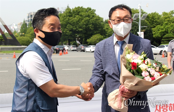  25일 경남도청 현관 앞에서 열린 이병하 주무관 복직 환영식.