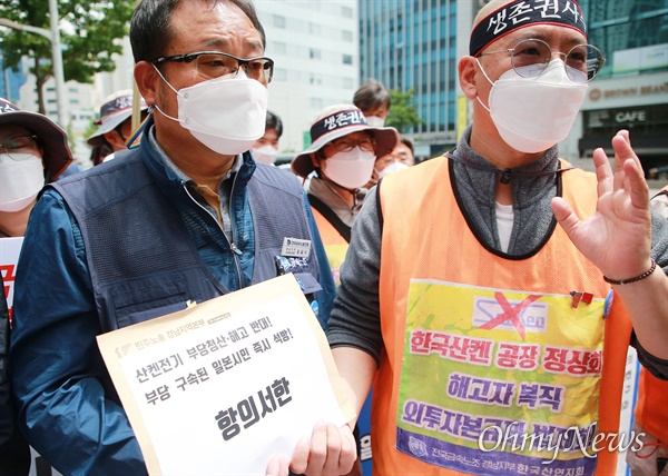  전국금속노조 경남지부 한국산연지회 등 민주노총 경남지역본부 공동투쟁위원회가 25일 부산시 동구 일본영사관 앞을 찾아 '부당청산 및 해고 반대, 일본 경찰의 현지 시민 부당한 구속 규탄' 내용으로 항의행동을 펼치고 있다. 영사관으로 항의서한 전달에 나선 노동자들의 모습.