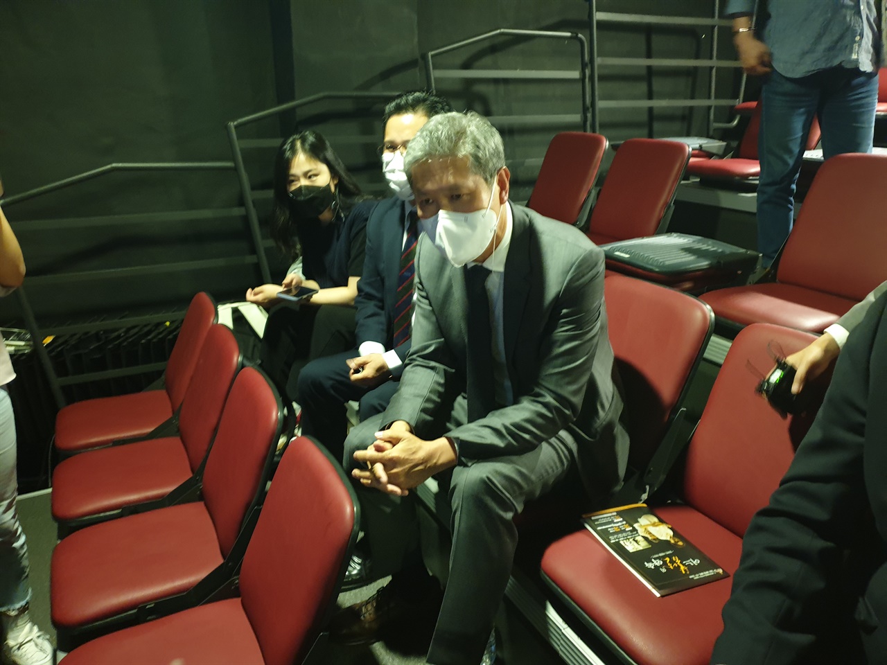 노태우 전 대통령의 장남 재헌씨가 광주 동구의 한 소극장에서 5·18 공연을 관람하고 있다.