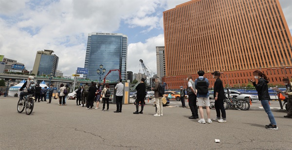 25일 오후 서울역 광장에 마련된 중구임시선별검사소에서 시민들이 코로나 선별검사를 받기 위해 줄을 서있다.