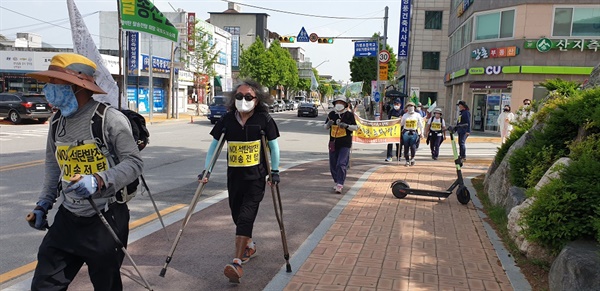 목발을 짚고 23, 24일 이틀 간 도보순례에 참여하고 있는 순례단원도 있어 시민들의 눈길을 끌었다.