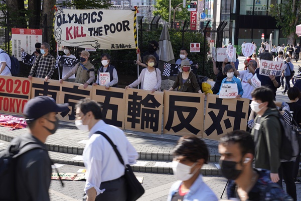 도쿄올림픽 개막 2개월을 앞둔 지난 5월 23일 일본 수도 도쿄의 번화가인 신주쿠에서 시위대가 피켓 등을 들고 올림픽 개최 취소를 요구하는 시위를 벌이고 있다. 현지 언론의 최근 여론조사에 따르면 도쿄올림픽에 대해 43%가 '취소', 40%가 '재연기'를 주장했고, 올여름 개최를 지지한 응답자는 14%에 불과했다. 도쿄올림픽은 7월 23일 개막 예정이다.