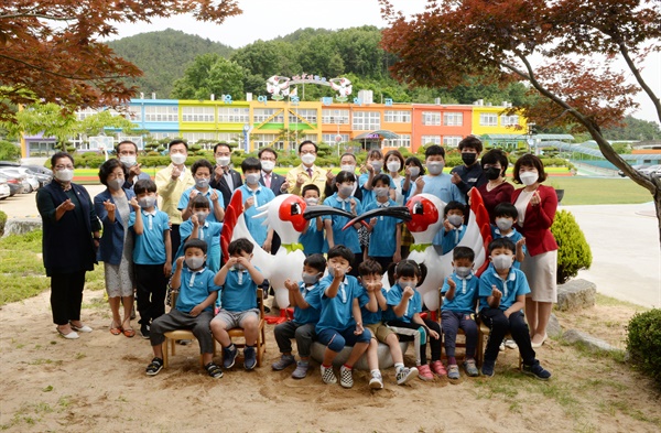 26일 유어초등학교에서 진행한 우포따오기 조형물 제막식.