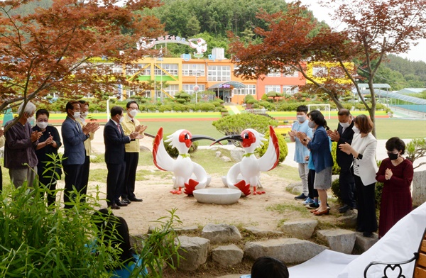  26일 유어초등학교에서 진행한 우포따오기 조형물 제막식.