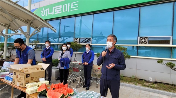 남북철도잇기 행진단을 반기는 초전농협 직원들