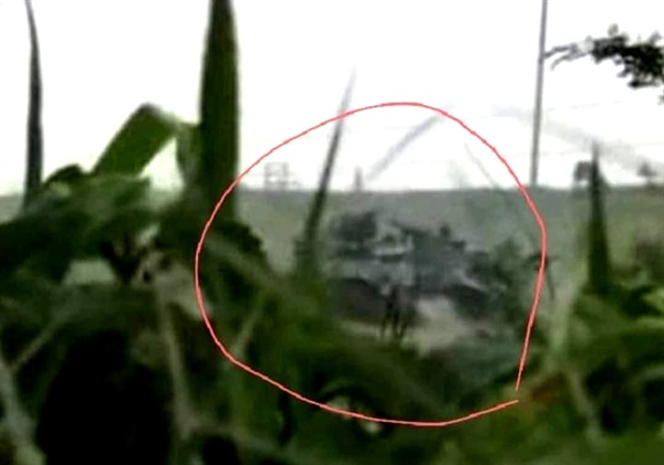 25일 새벽 미얀마 카야주 디모소시에서 벌어진 군인 장갑차에 가해진 자살폭탄 공격.