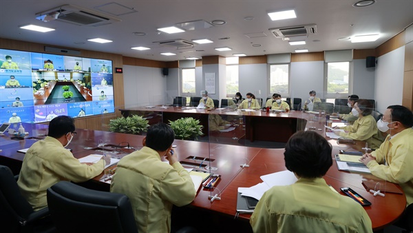 지난 26일 오전 유은혜 교육부장관이 시도교육감과 회의를 열고 있다. 
