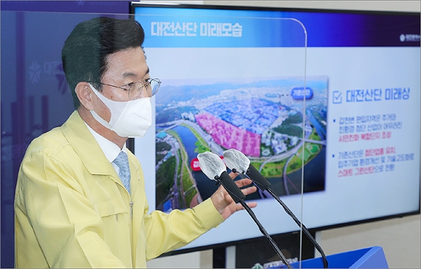 허태정 대전시장이 대전산단을 디지털 혁신 산단으로 새롭게 전환하겠다고 브리핑하고 있다.