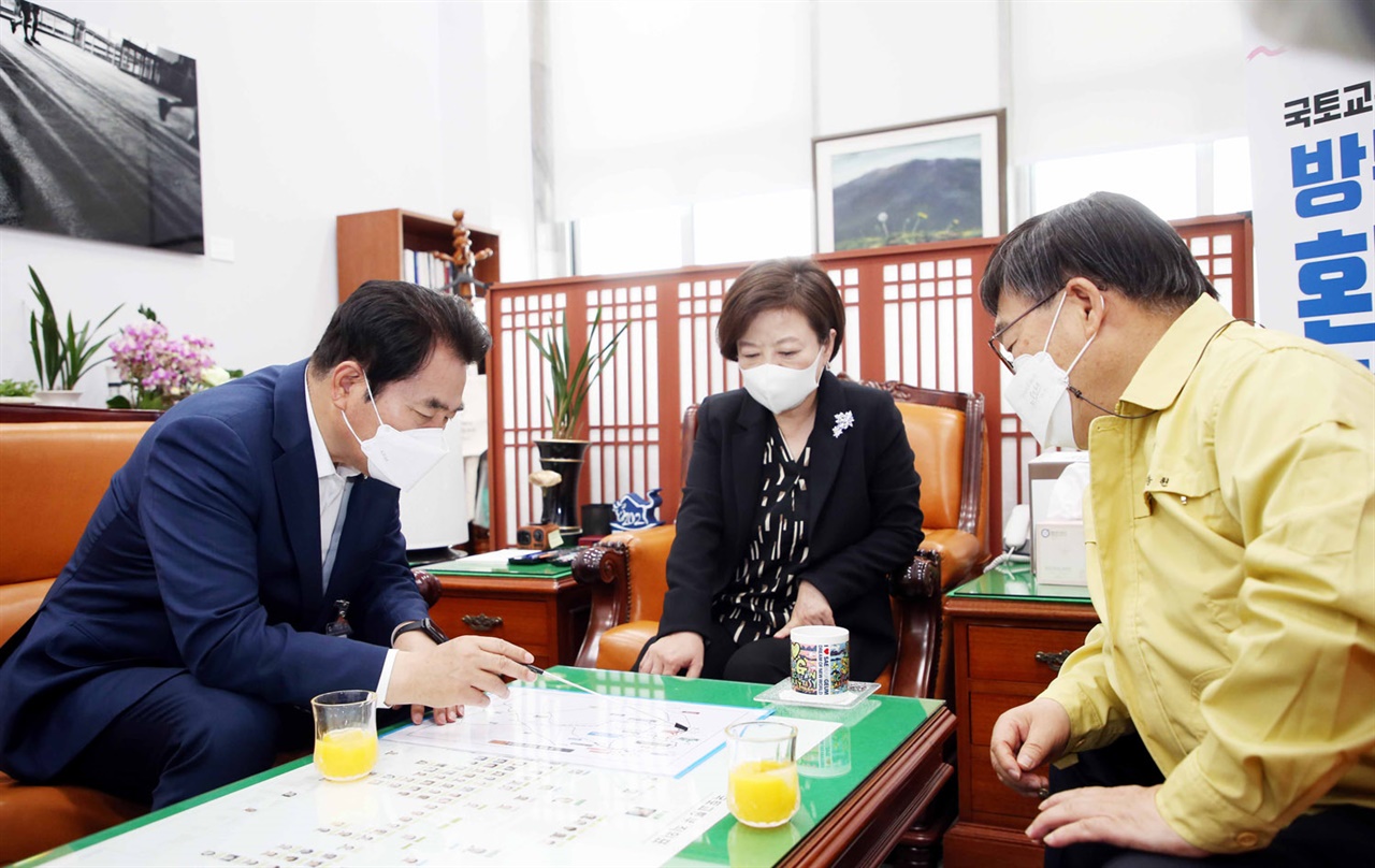  백군기 용인시장은 27일 신동헌 광주시장과 국회를 찾아 진선미 국토교통위원회 위원장을 찾아 제4차 국가철도망 구축계획에 경강선 연장 반영 필요성을 호소하고 광주, 안성시장과 공동 서명한 건의문을 전달했다.
