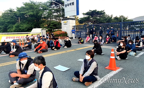 민주노총 경남본부는 27일 늦은 오후 한국지엠 창원공장 앞에서 "5월 투쟁하는 동지들의 이야기"라는 제목으로 투쟁문화제를 열었다.