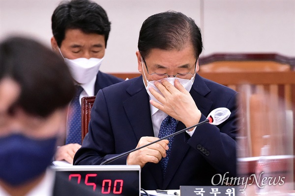 정의용 외교부 장관. 사진은 지난 5월 28일 오전 서울 여의도 국회에서 열린 외교통일위원회 전체회의에서 마스크를 고쳐쓰고 있는 모습. 