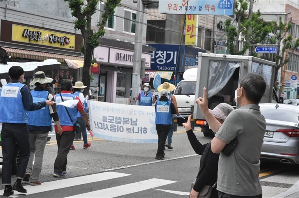 행진단에게 응원의 'V'를 보내는 시민 김천 시내를 행진하는 행진단에게 한 시민이 응원을 보내고 있다.