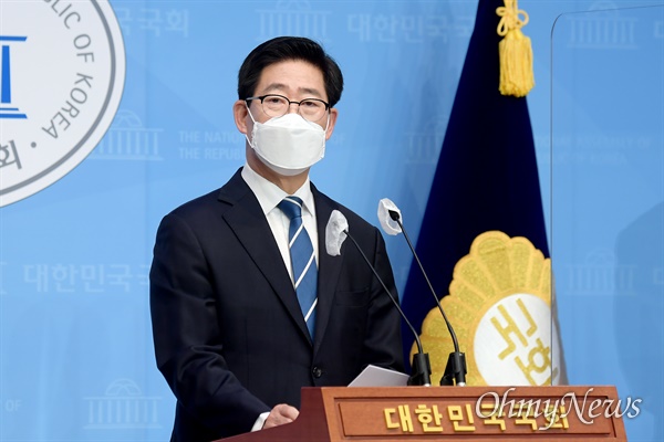 대선출마를 선언한 양승조 충남지사가 28일 서울 여의도 국회 소통관에서 1차 공약을 발표하고 있다.