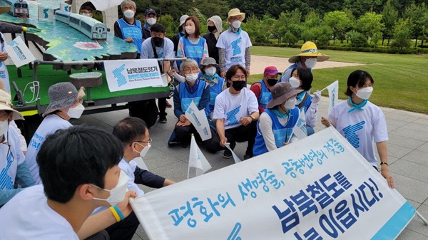 행진을 마치고 기념사진을 찍는 참가자들 이날 행진은 대전충청구간에 진행되는 행진 첫날이었다. 27일 행진은 영동역에서 시작된다. 