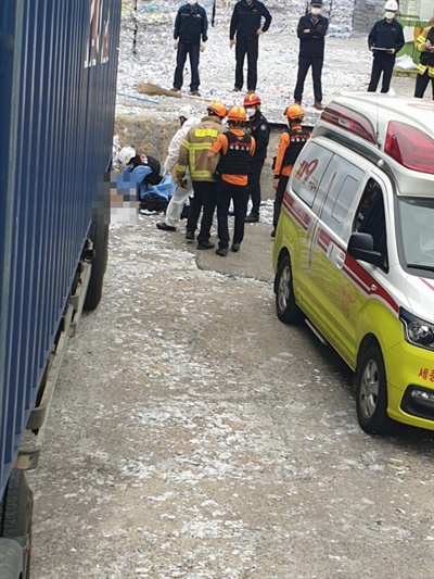 화물노동자 장아무개씨가 사고를 당한 후 119 구급대가 출동해 긴급치료에 들어간 모습.