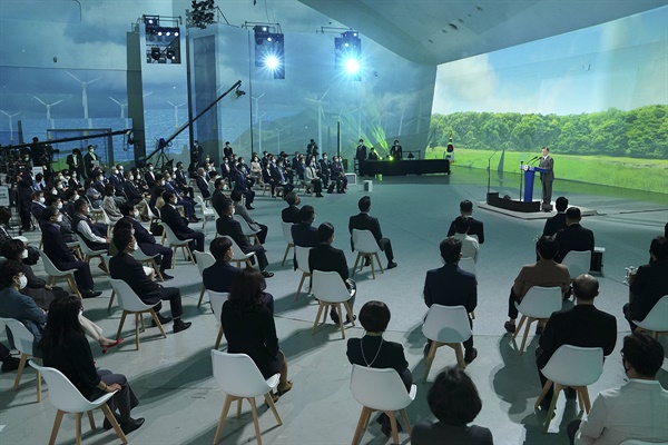 문재인 대통령이 29일 오후 서울 동대문디자인플라자에서 열린 '2050 탄소중립위원회 출범식'에 참석, 격려사를 하고 있다.