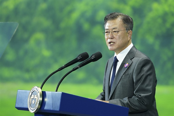 문재인 대통령이 29일 오후 서울 동대문디자인플라자에서 열린 '2050 탄소중립위원회 출범식'에 참석, 격려사를 하고 있다.