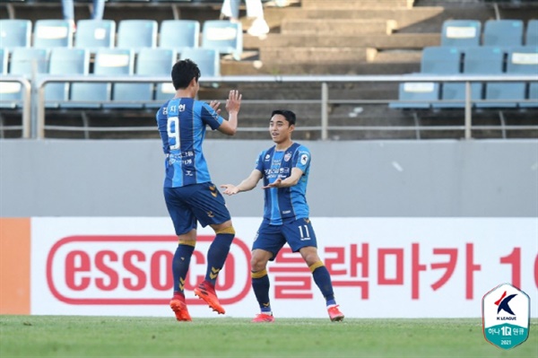 김지현-이동준 울산이 제주와의 K리그1 19라운드에서 이동준, 김지현의 연속골로 2-1 승리를 거뒀다.