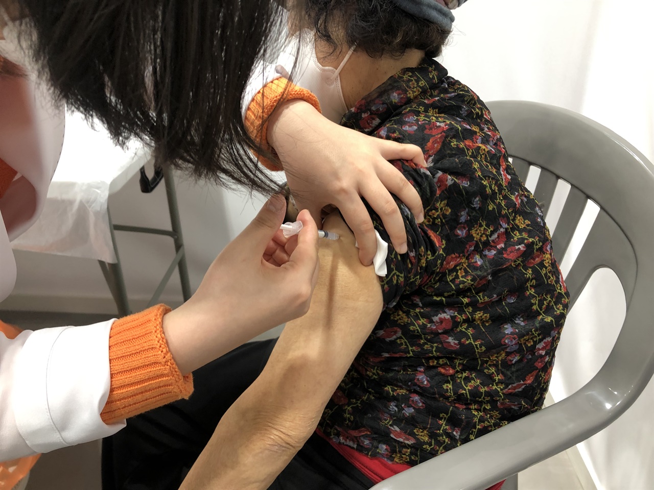삼척체육관에 설치된 백샌예방접종센터에서 백신을 맞고있는 시민